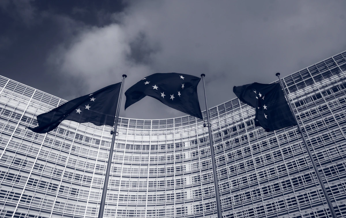 Europos Sąjungos vėliavos prie ES institucijų pastato Briuselyje